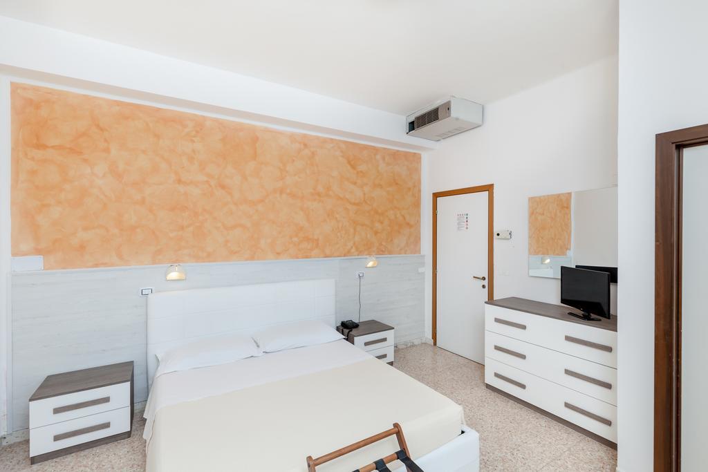 Hotel Chiar Di Luna Senigallia Room photo