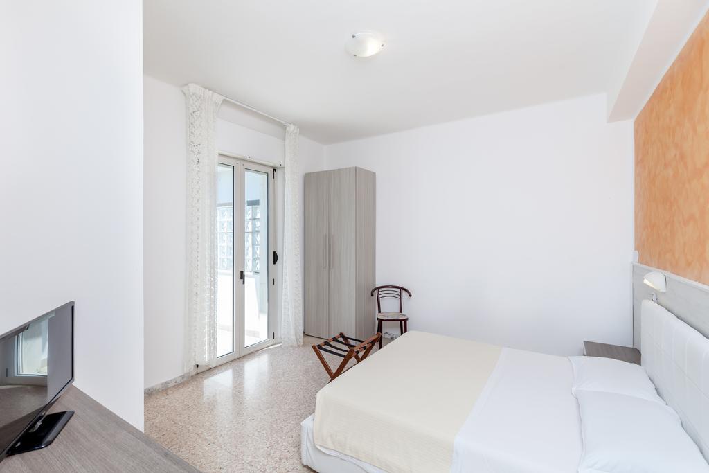 Hotel Chiar Di Luna Senigallia Room photo
